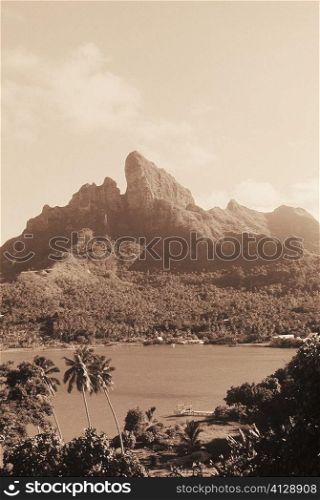 River in front of a mountain range, Hawaii, USA
