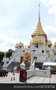 Road and temple in wat Traimit, Bangkok, Thailand