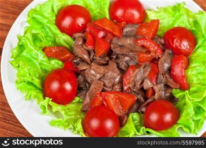 Roasted beef and mushrooms with tomato and lettuce