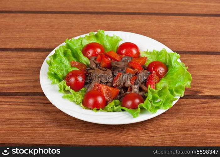 Roasted beef and mushrooms with tomato and lettuce