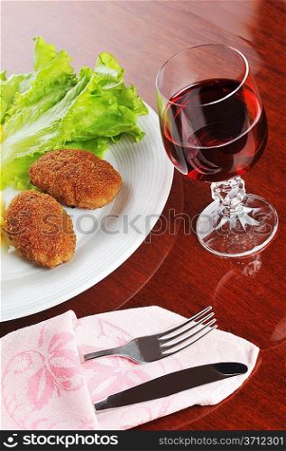 roasted cutlets of pork with lettuce and wine