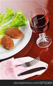 roasted cutlets of pork with lettuce and wine
