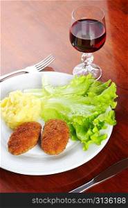 roasted cutlets of pork with potato and wine