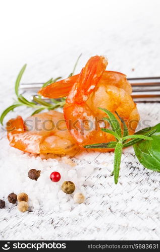 Roasted tails of shrimps with fresh rosemary