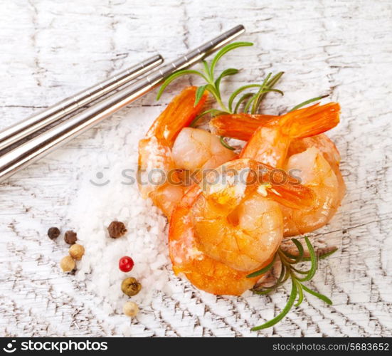 Roasted tails of shrimps with fresh rosemary