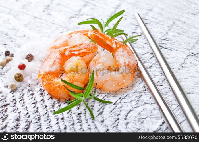 Roasted tails of shrimps with fresh rosemary