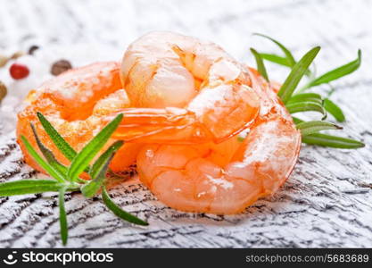 Roasted tails of shrimps with fresh rosemary