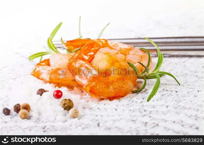 Roasted tails of shrimps with fresh rosemary