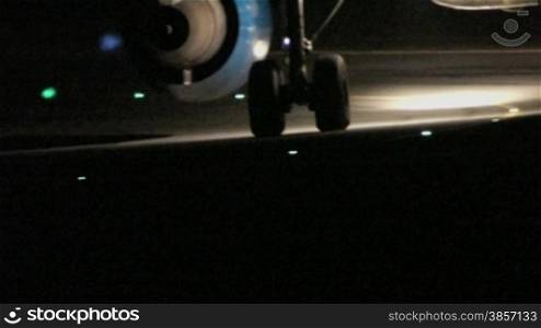 Rollendes Flugzeug in der Nacht