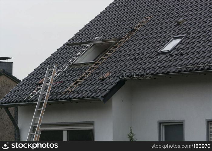 Roofing, installation or repair of a roof window on a pitched roof