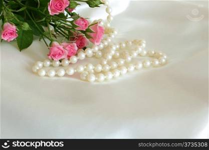 roses and pearls on the white silk