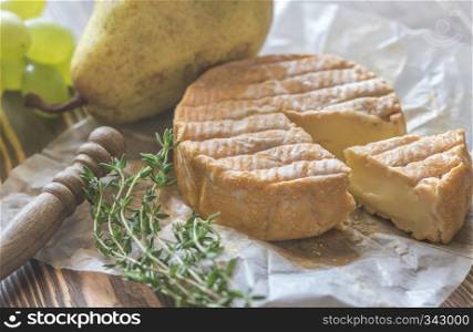 Roucoulons cheese with pear and grape
