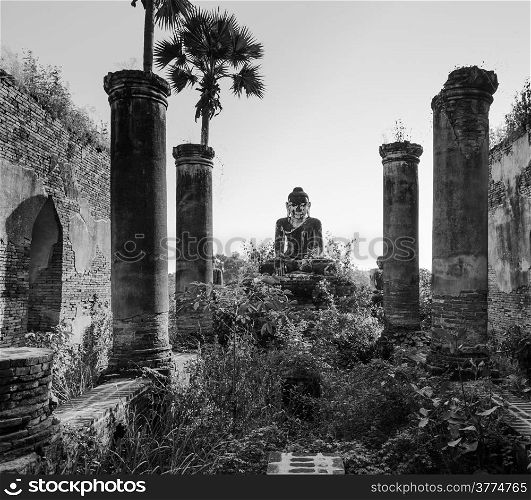 Ruins and ancient Inwa temple
