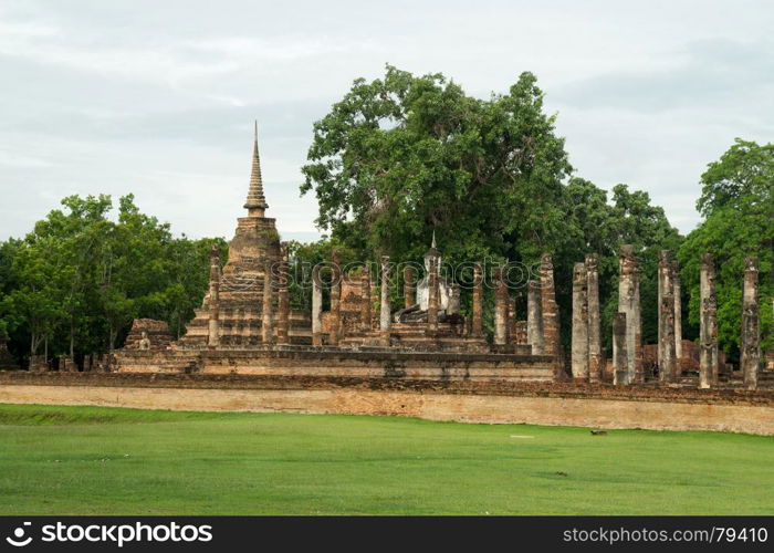 ruins in the historical park in sukhothai. The Sukhothai Historical Park Covers the ruins of Sukhothai, capital of the Sukhothai kingdom in the 13th and 14th centuries, in what is now the north of Thailand. It is located near the modern city of Sukhothai, capital of the province with the same name. There are 193 ruins on 70 square kilometers of land.