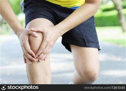 Runners with severe knee pain caused by an accident during a physical test.