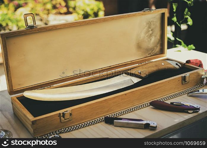 Sablaje briefcase, which contains the saber with which to remove the cork to the bottles of wine and champagne in the traditional style. Traditional and historical uncorking system