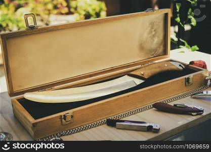 Sablaje briefcase, which contains the saber with which to remove the cork to the bottles of wine and champagne in the traditional style. Traditional and historical uncorking system