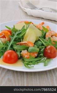 Salad with arugula and cherry tomatoes with shrimp, slices of apple and parmesan