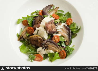 Salad with blue cheese, figs and caramelized onion