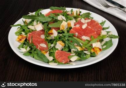 Salad with grilled chicken and arugula, grapefruit, almonds
