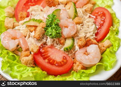 salad with shrimp, vegetables and crackers