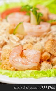 salad with shrimp, vegetables and crackers