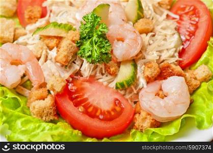 salad with shrimp, vegetables and crackers
