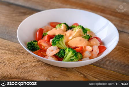 Salad with shrimps, broccoli and cherry tomatoes