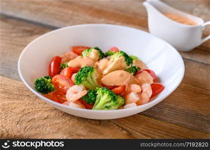 Salad with shrimps, broccoli and cherry tomatoes