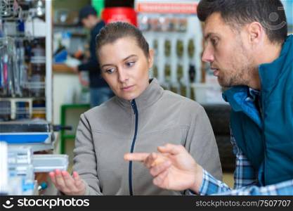 sales assistant helping customer in warehouse store