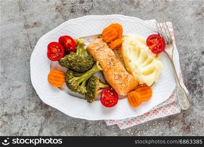 Salmon fish steamed with vegetables