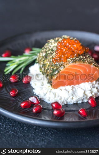 Salmon in mint sauce with red caviar and ricotta