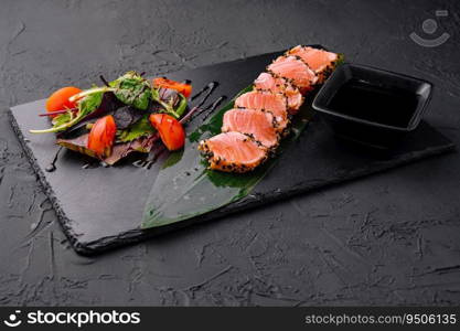 Salmon tataki in sesame with salad