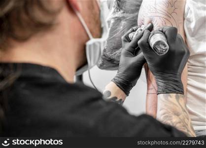 Salon tattoo. Close up of a Tattoo artist working. Tattoo artist make tattoo at the studio. High quality photography.. Salon tattoo. Close up of a Tattoo artist working. Tattoo artist make tattoo at the studio.