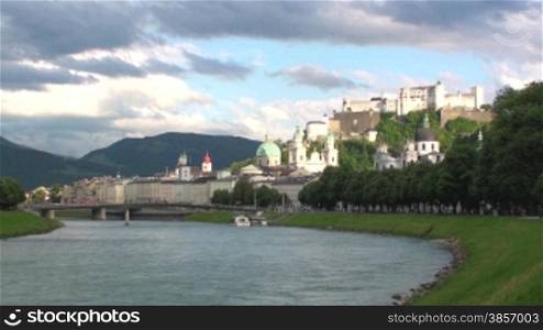 Salzburg mit Salzach und Stadtpanorama
