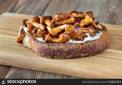 Sandwich with cheese and fried chanterelles