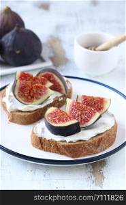 Sandwich with fig,honey and cheese