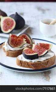 Sandwich with fig,honey and cheese