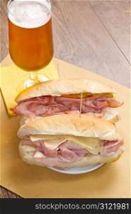 sandwich with ham and bier