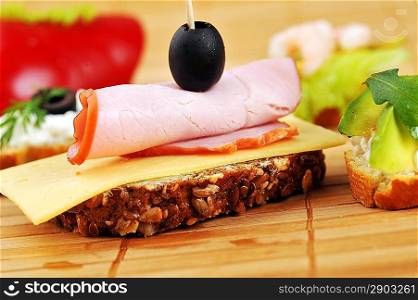 Sandwich with ham and cheese and other vegetables