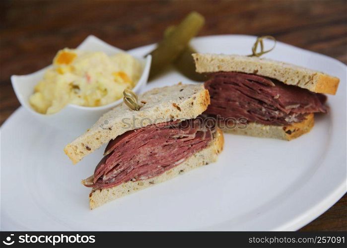 sandwich with roast beef pastrami