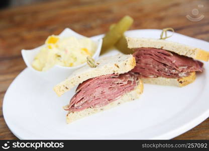 sandwich with roast beef pastrami