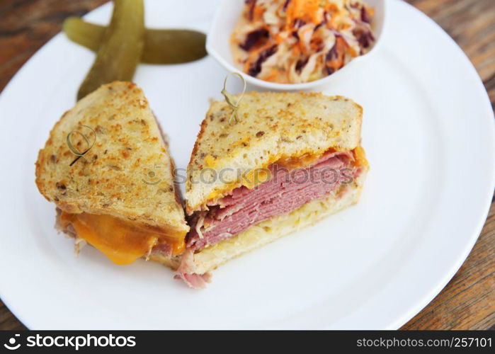 sandwich with roast beef pastrami