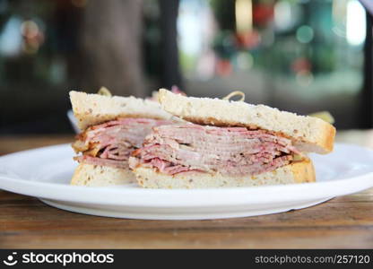 sandwich with roast beef pastrami