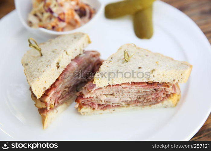 sandwich with roast beef pastrami