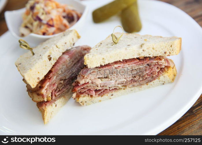 sandwich with roast beef pastrami