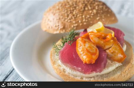 Sandwich with tuna, crab claw and mozzarella