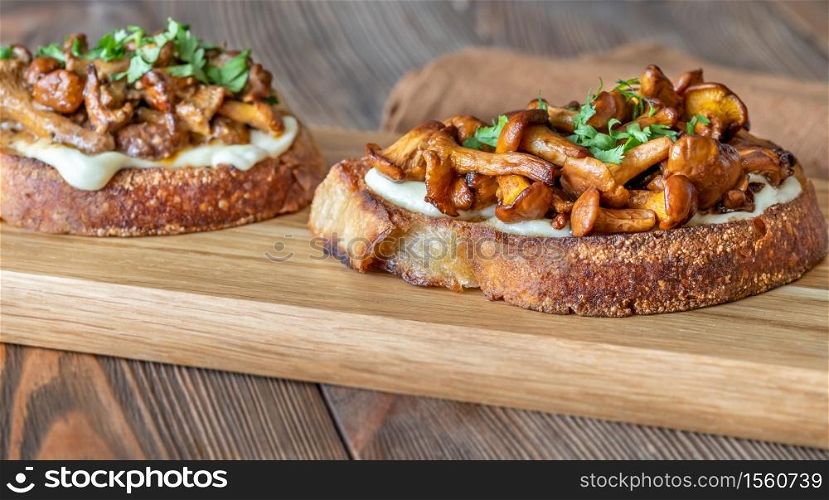 Sandwiches with cheese and fried chanterelles