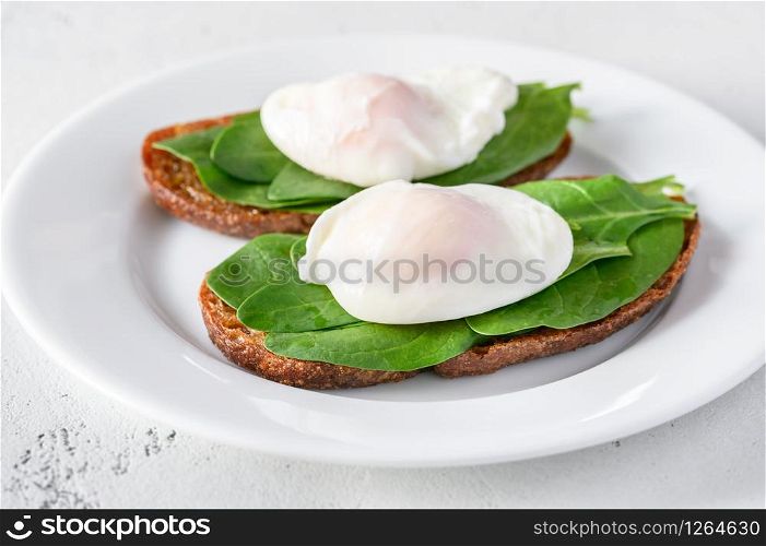 Sandwiches with fresh spinach and poached egg