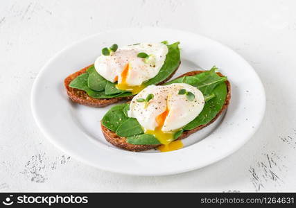 Sandwiches with fresh spinach and poached egg